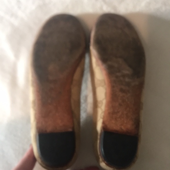 Gucci Ladies Monogram Flat 7 1/2 B with Gold Ring - Picture 5 of 5